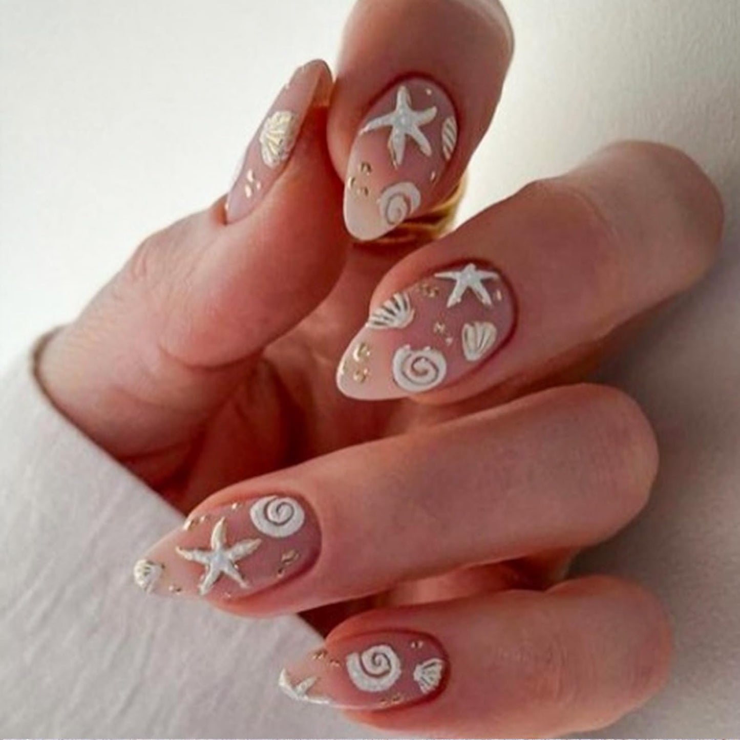 Summer Press on Nails Almond Beach Fake Nails 3D Ocean Acrylic Nails White Sea Shell Starfish Artificial Nails Medium Length False Nails Glue on Nails for Women Girls Manicure 24Pcs