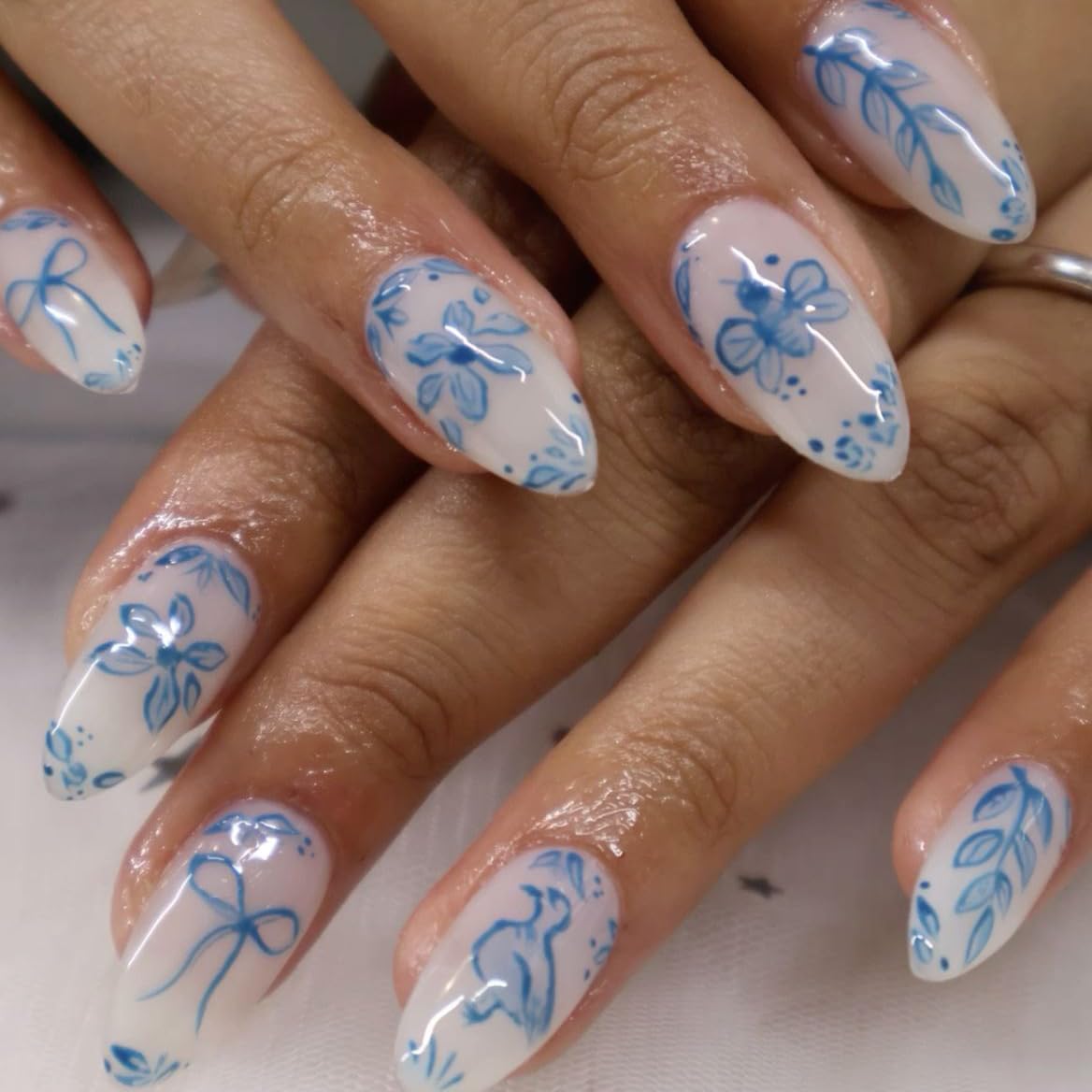 Mkwntg 24Pcs Blue Flower Press on Nails Medium Almond Fake Nails Spring White Blue Plants Acrylic False Nails Cute Bow Nude Full Cover Glue on Nails White Porcelain Glossy Stick on Nails for Women