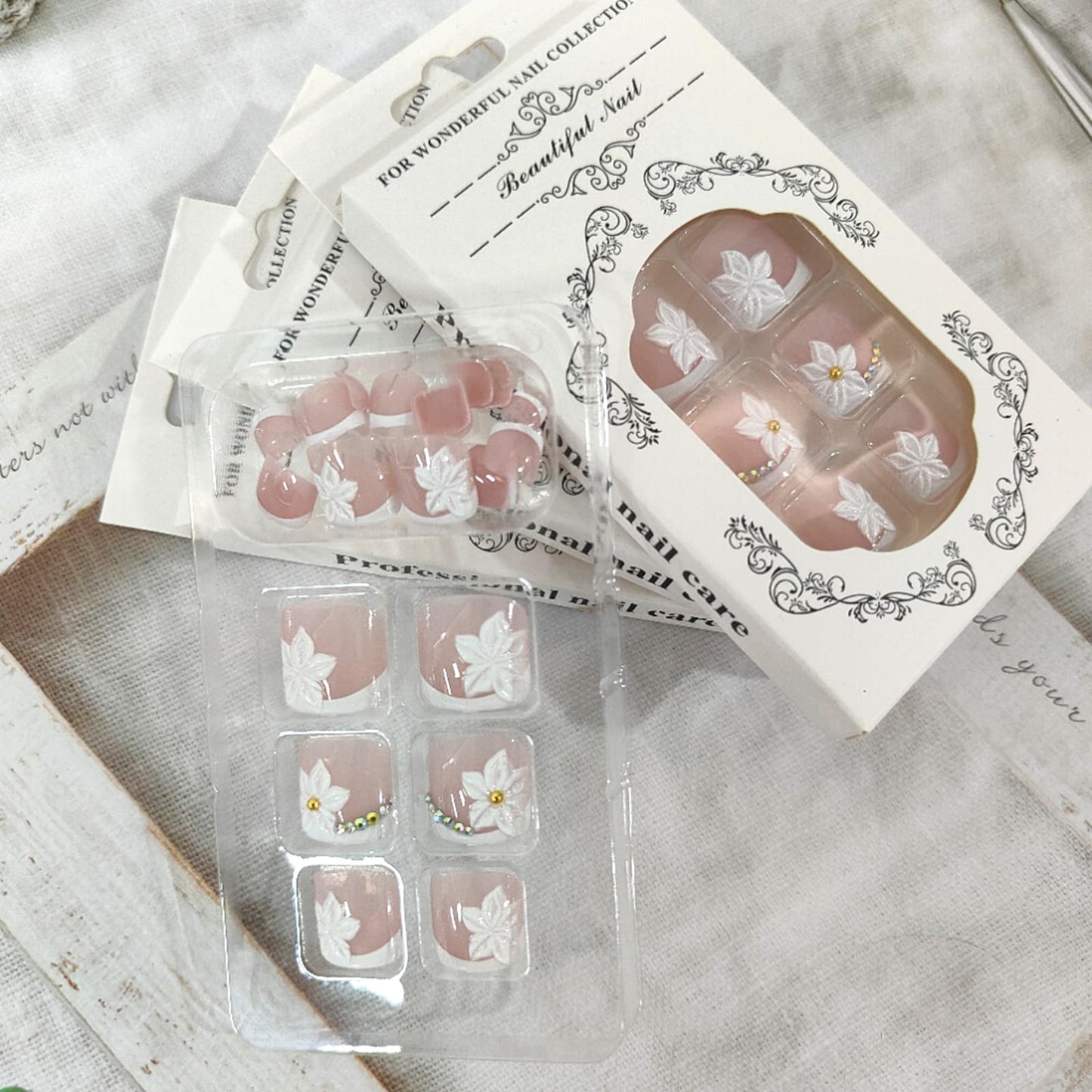 French Tip Press on Toenails Short Square Fake Toe Nails White Flower False Toenails 3D Floral Toe Press on Nails with Rhinestones Design Glossy Pink Acrylic Toenails Summer Nails for Women 24Pcs