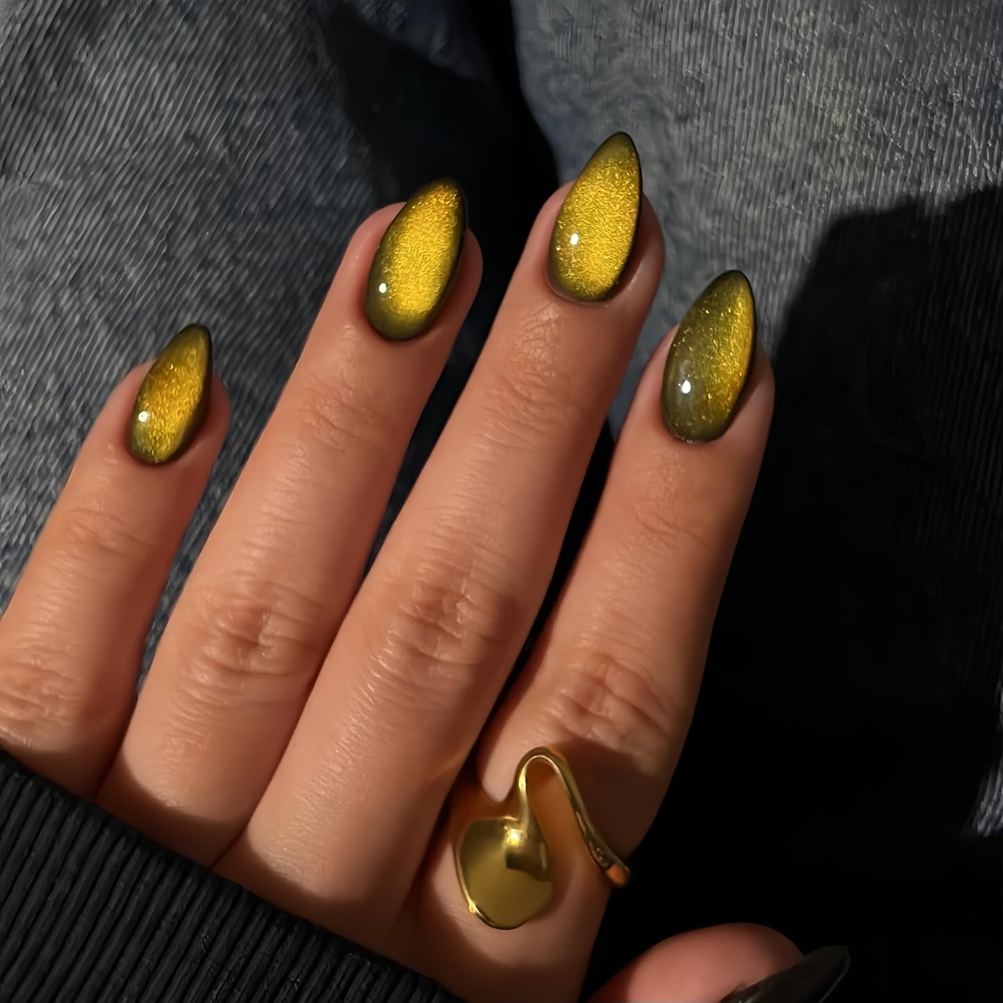 KQueenest Black Gold Cat Eye Press on Nails Almond Shape, 30 Pcs Glitter Fake Nails Medium, Sparkly Black Yellow Nails Press on, Shiny Acrylic Nails, Cute Bling Stick on Nails for Women for Party Wear